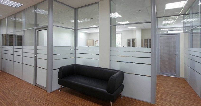 Разделение пространства в офисе при помощи перегородок Ofisnye-peregorodki-1